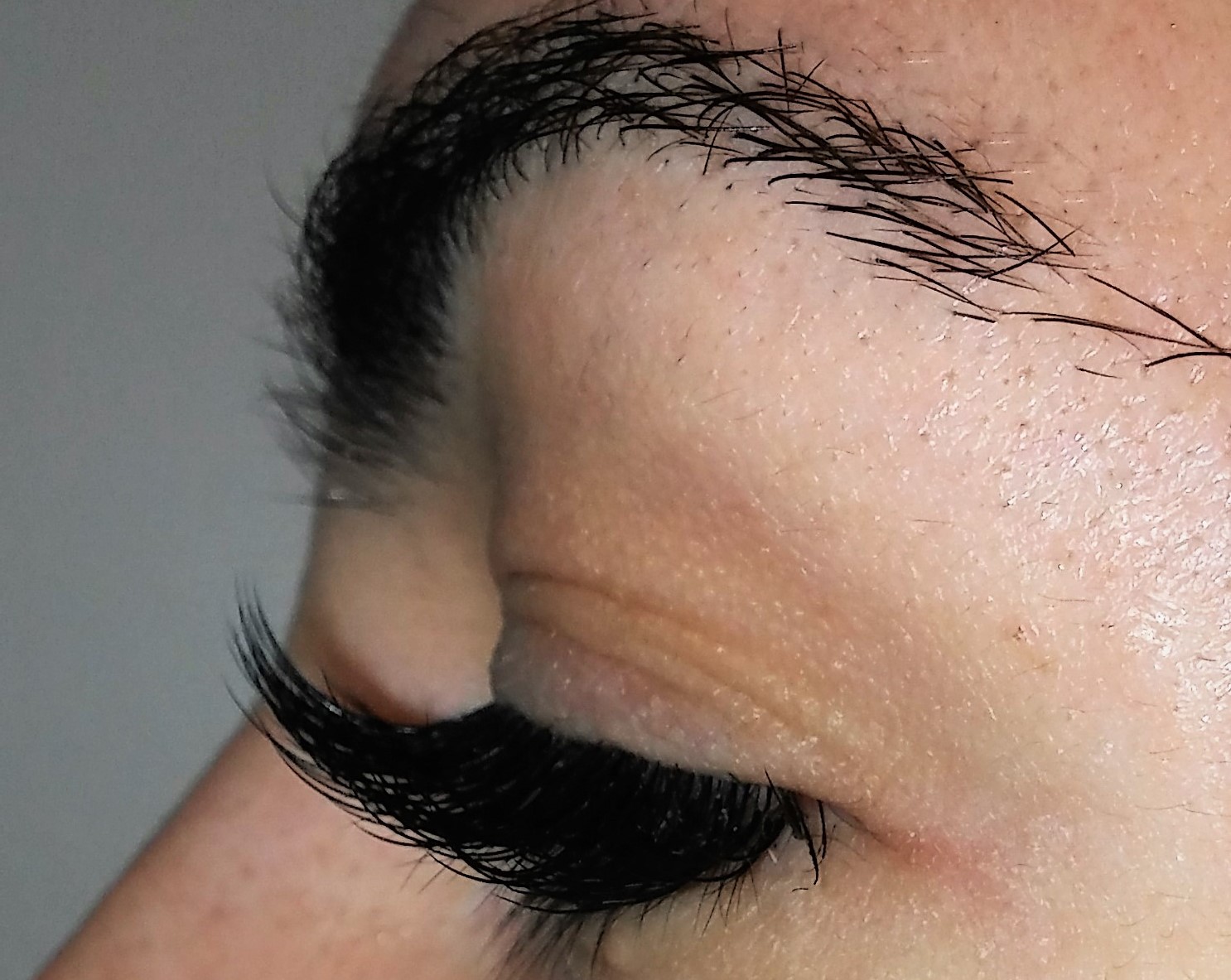 Image eyelash extensions in Miami